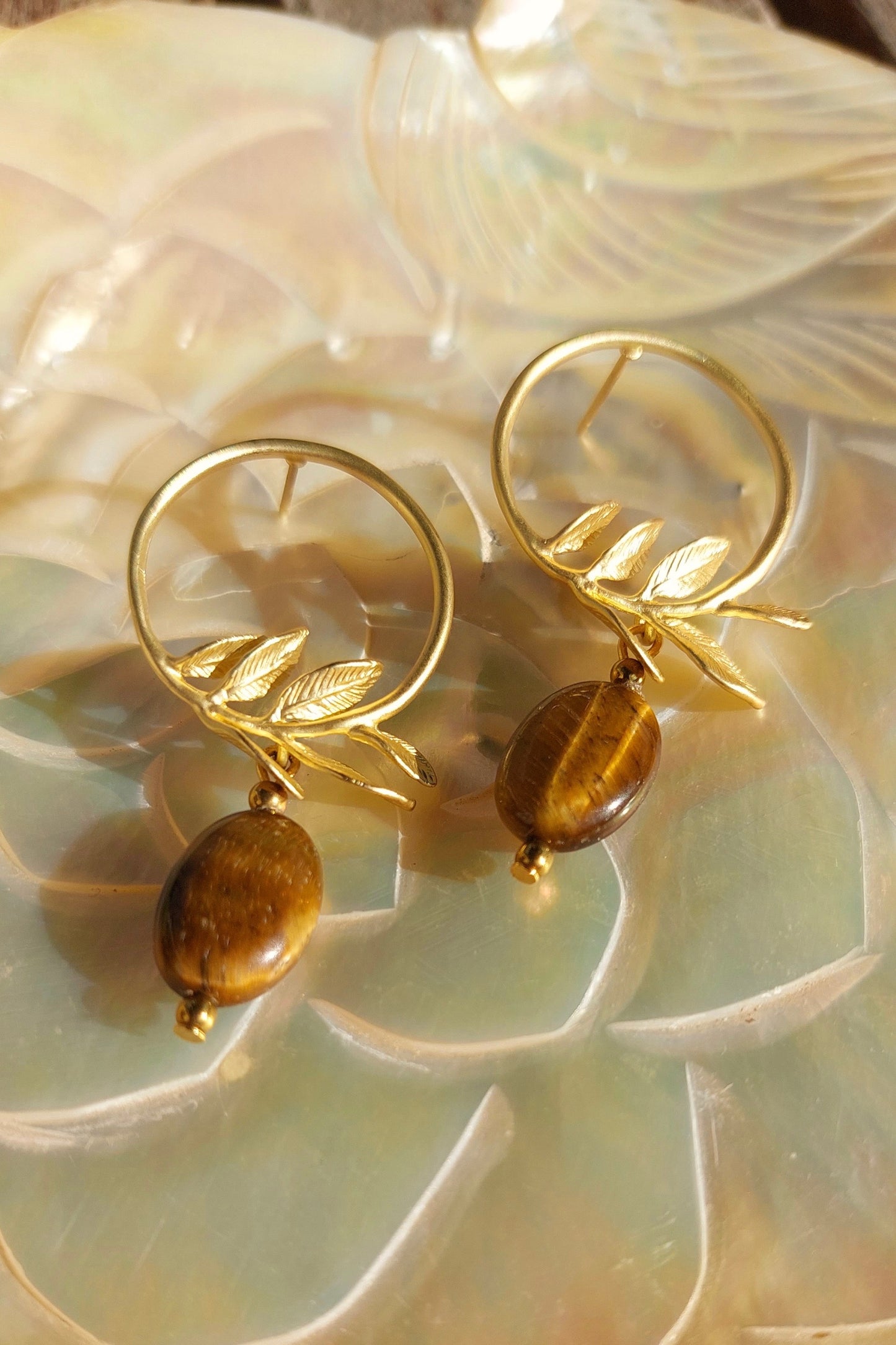 Boucles d'oreilles Mélanie Oeil de tigre et Feuilles dorées à l'or fin