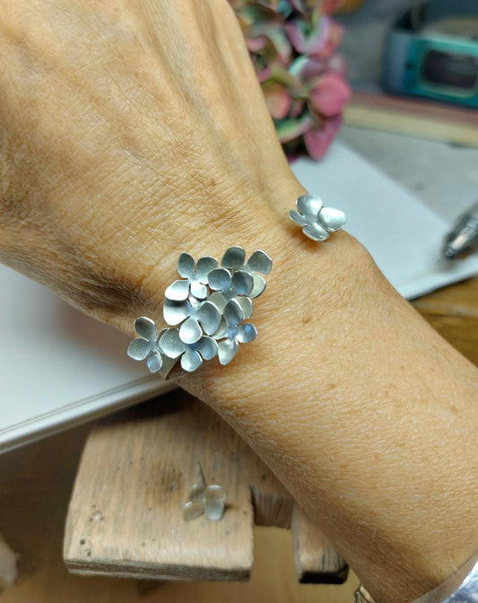 La création du bracelet Envolée d'Horthensias