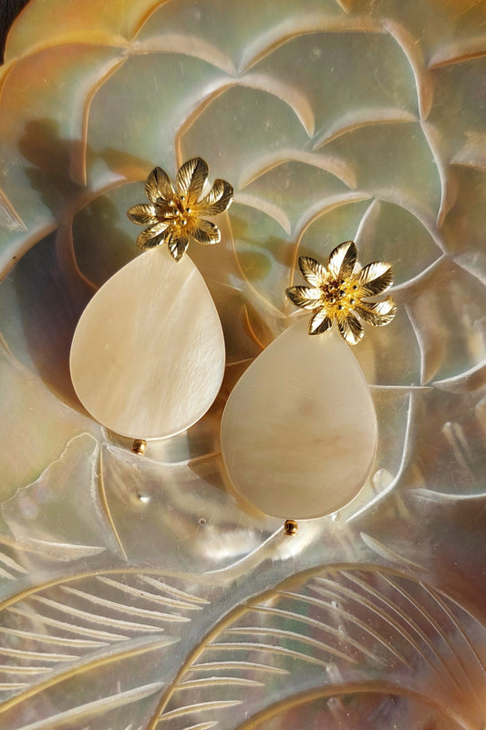 Boucles d'oreilles Noélie Nacres ovales Fleurs dorées à l'or fin