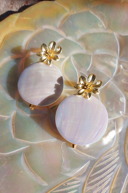 Boucles d'oreilles Azalise Nacres rondes et fleurs dorées à l'or fin